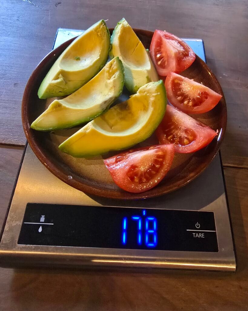tomaat en avocado op de weegschaal