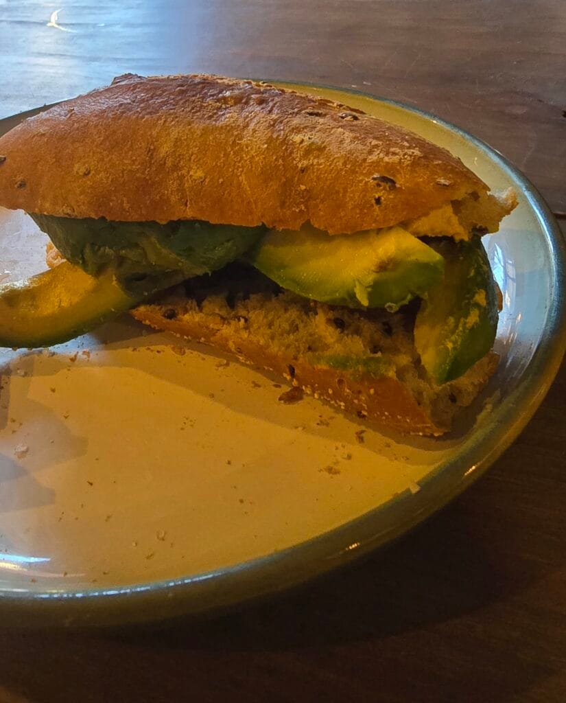 Broodje met avocado en tomaat - 178g groente