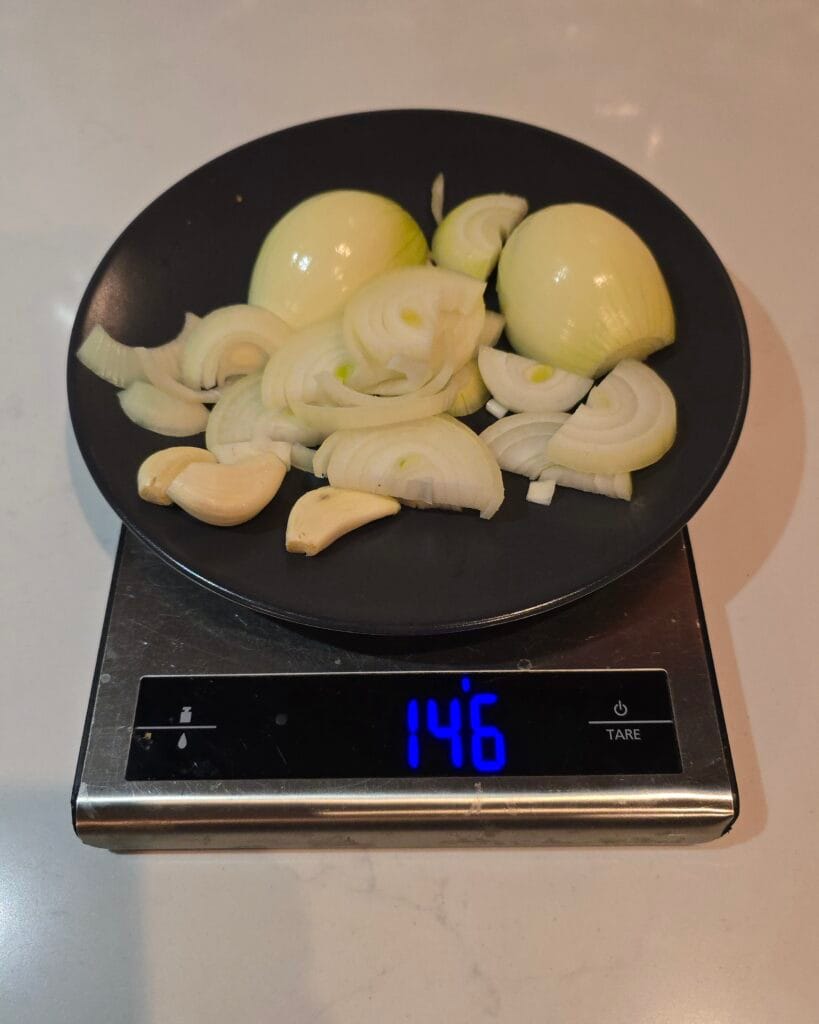 ui en knoflook op de weegschaal