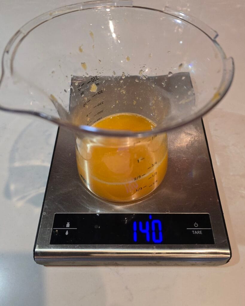 vers geperste sinaasappels op de weegschaal